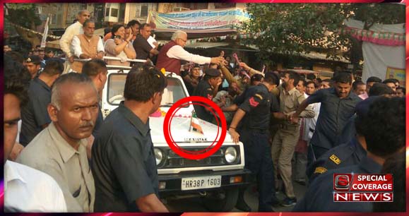 मुख्यमंत्री खट्टर की जीप पर रोड शो के दौरान लगा रहा उल्टा झंडा, ड्राइवर हुआ सस्पेंड
