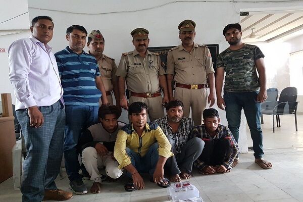 गाज़ियाबाद पुलिस ने किया फ्लैटों और घरो में चोरी करने वाले गिरोह का पर्दाफ़ाश ,चार शातिर लुटेरे गिरफ्तार गाज़ियाबाद पुलिस ने किया फ्लैटों और घरो में चोरी करने वाले गिरोह का पर्दाफ़ाश ,चार शातिर लुटेरे गिरफ्तार