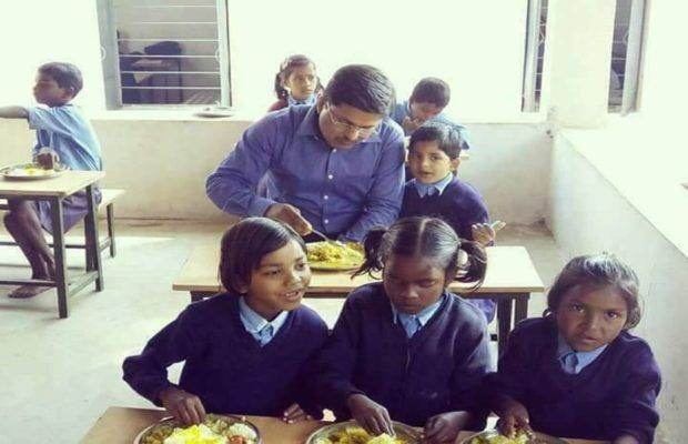 इस जिलाधिकारी ने किया काबिले तारीफ़ काम, स्कूल में चखा बेटी की क्लास में मिडडे मील का खाना इस जिलाधिकारी ने किया काबिले तारीफ़ काम, स्कूल में चखा बेटी की क्लास में मिडडे मील का खाना