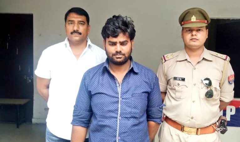 गाजियाबाद पुलिस ने नरदेश्वर मंदिर के पुजारी की हत्या में बांछित और गैंगस्टर मैं फरार 25 हजार रु.का इनामी बदमाश किया गिरफ्तार गाजियाबाद पुलिस ने नरदेश्वर मंदिर के पुजारी की हत्या में बांछित और गैंगस्टर मैं फरार 25 हजार रु.का इनामी बदमाश किया गिरफ्तार