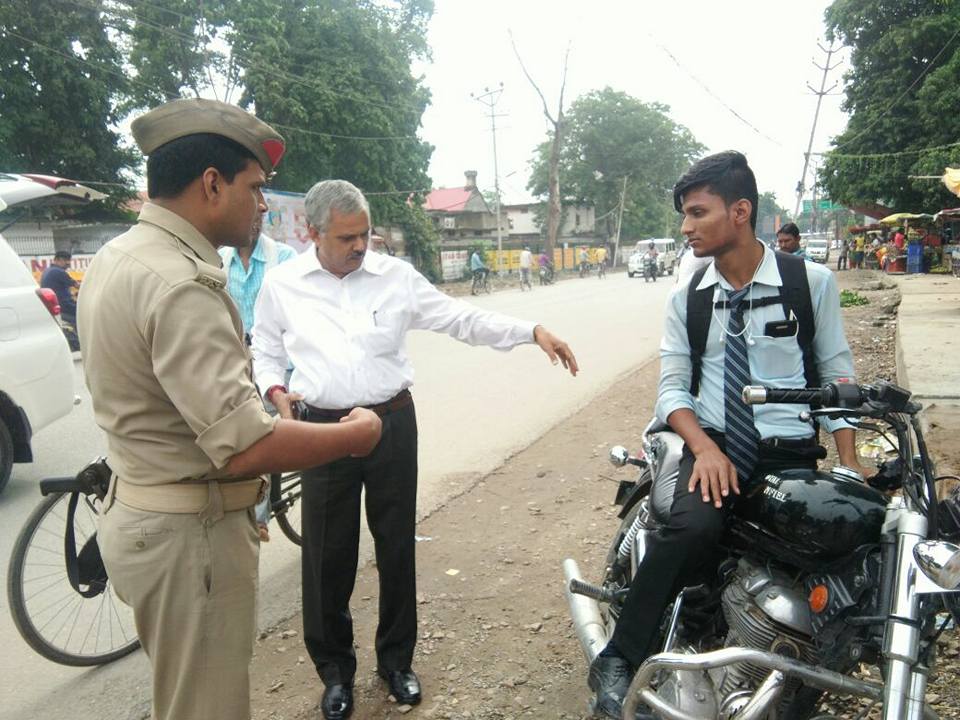 खुर्शीद को बिना हेलमेट और कान में ईयर फोन लगाकर बाइक चलाना पड़ा महंगा, DM ने पकड़ा और कराया चालान