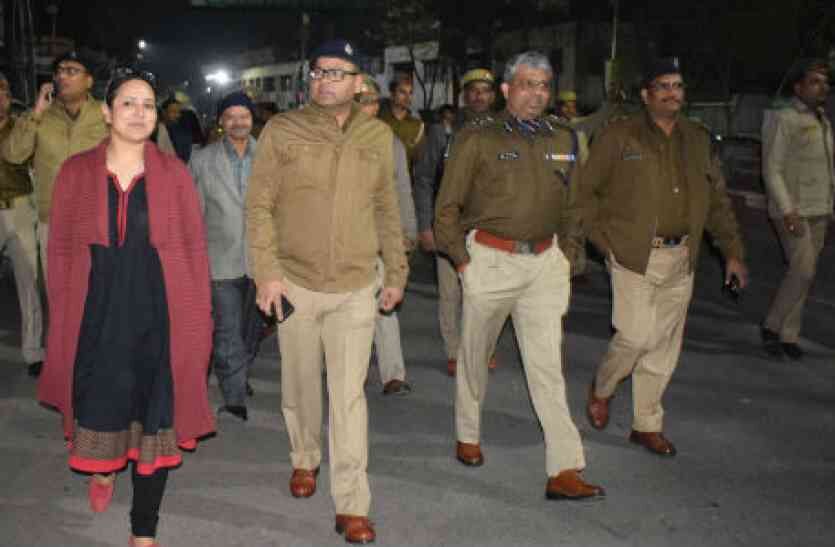 फिरोजाबाद में बीजेपी कार्यकर्ताओं ने पुलिस को पीटा, हालत सामन्य नहीं, इंटरनेट सेवा की बंद फिरोजाबाद में बीजेपी कार्यकर्ताओं ने पुलिस को पीटा, हालत सामन्य नहीं, इंटरनेट सेवा की बंद