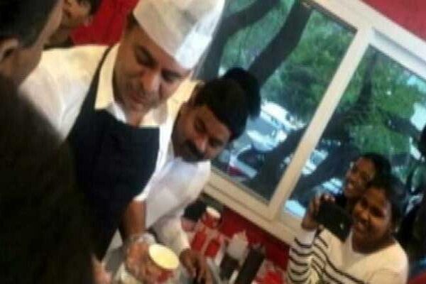 CM चंद्रशेखर राव के बेटे ने बेची आइसक्रीम, एक घंटे की कमाई जान कर हो जायेगे हैरान CM चंद्रशेखर राव के बेटे ने बेची आइसक्रीम, एक घंटे की कमाई जान कर हो जायेगे हैरान
