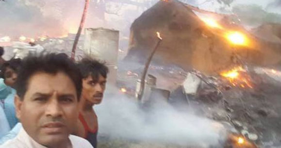 जलते हुए घरों के साथ सेल्फी लेकर फंसे भाजपा विधायक