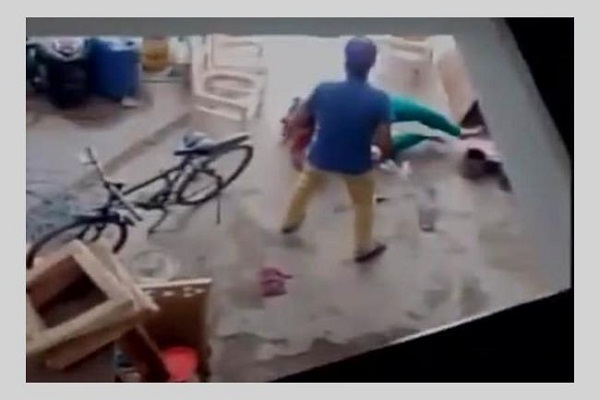 देवर ने दोस्त के साथ मिलकर भाभी की हॉकी व हथोड़ी से की पिटाई, वीडियो हुआ Viral