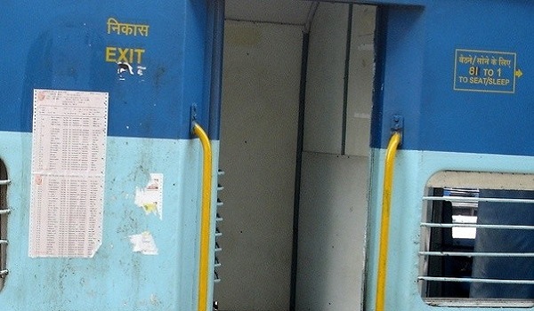 अब इन रेलवे स्टेशनों पर नहीं लगेंगे आरक्षण चार्ट, इस नए तरीके से दी जाएगी जानकारी