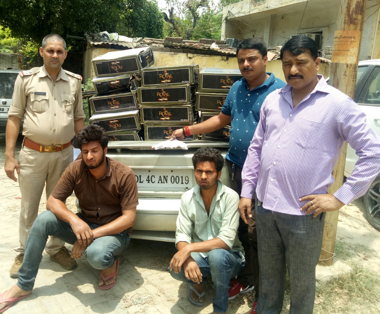 गाजियाबाद पुलिस ने 2 शराब तस्करों को हथियार व स्टीम कार और 25 पेटी शराब समेत गिरफ्तार