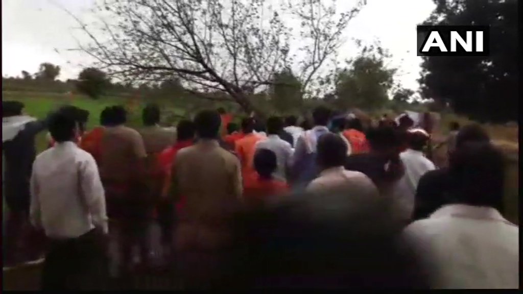 आंधी तूफान में बाल बाल बची हेमा मालिनी, गाडी के सामने गिरा पेड़