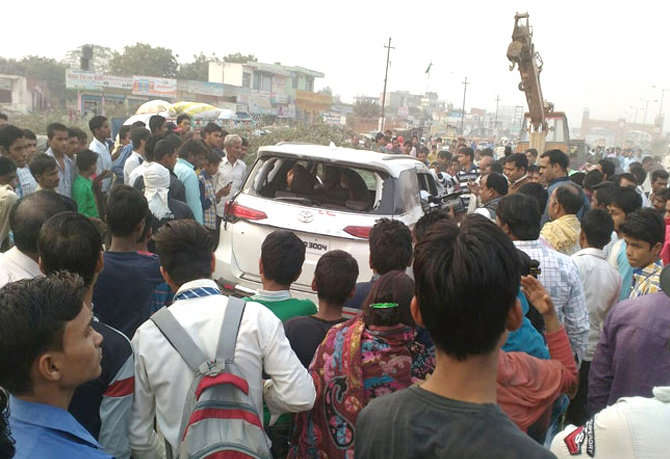 इसी गाड़ी में थे सवार बीजेपी नेता शिवकुमार, हमलावर मौत होने तक मारते रहे गोलियां