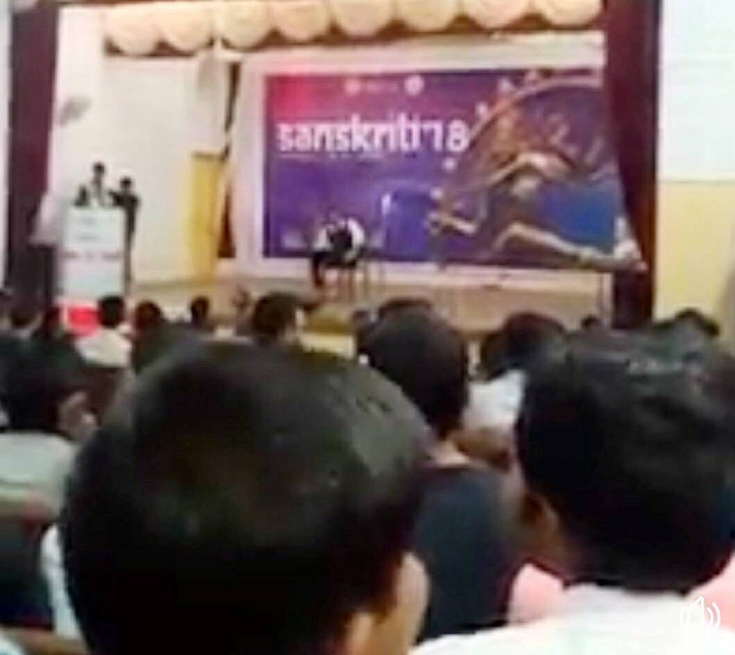 BHU:मी नाथूराम गोडसे बोलतोय को लेकर विवाद,मामला पहुंचा थाने