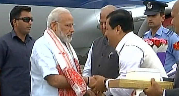LIVE : पीएम मोदी पहुंचे डिब्रुगढ़, एशिया के सबसे लंबे पुल का करेंगे उद्घाटन LIVE : पीएम मोदी पहुंचे डिब्रुगढ़, एशिया के सबसे लंबे पुल का करेंगे उद्घाटन