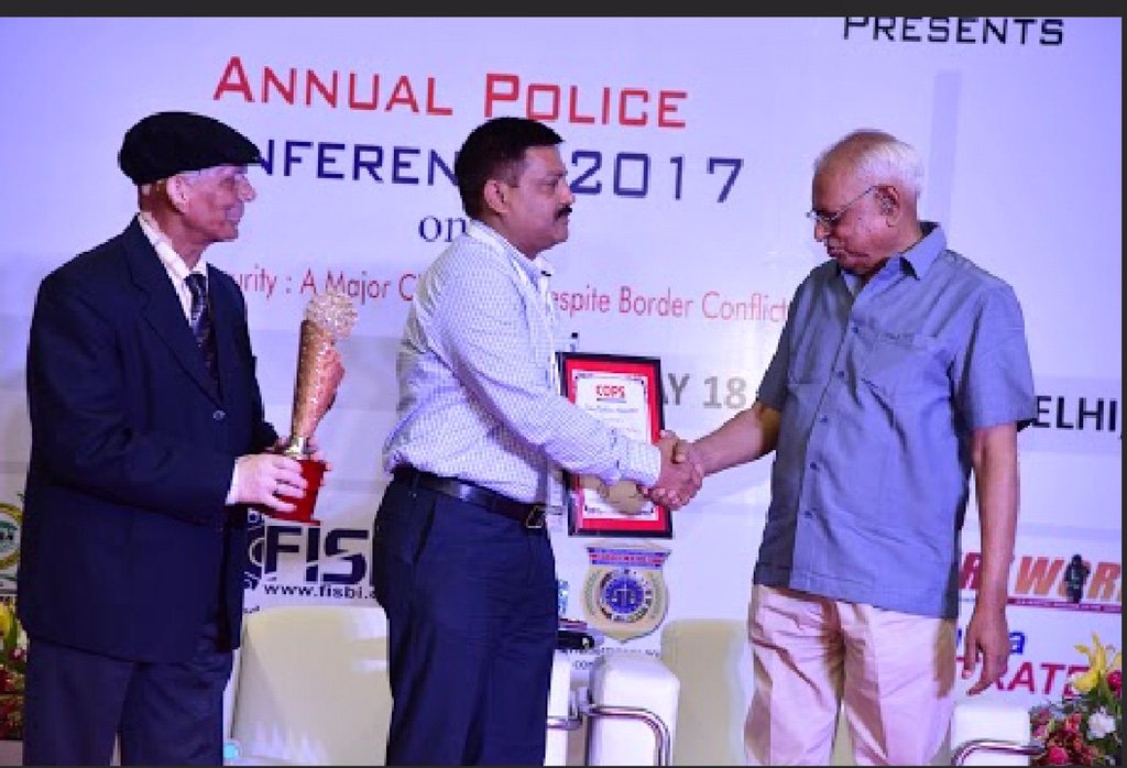 फिर मिला यूपी पुलिस को ट्विटर सेवा और डायल 100 पर एक्सीलेंस अवार्ड, एसपी राहुल श्रीवास्तव ने किया ग्रहण