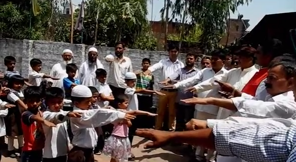 गंगा स्वच्छता और गौ-रक्षा की मदरसा के बच्चो ने ली शपथ, बन्दे मातरम् के लगाए नारे गंगा स्वच्छता और गौ-रक्षा की मदरसा के बच्चो ने ली शपथ, बन्दे मातरम् के लगाए नारे