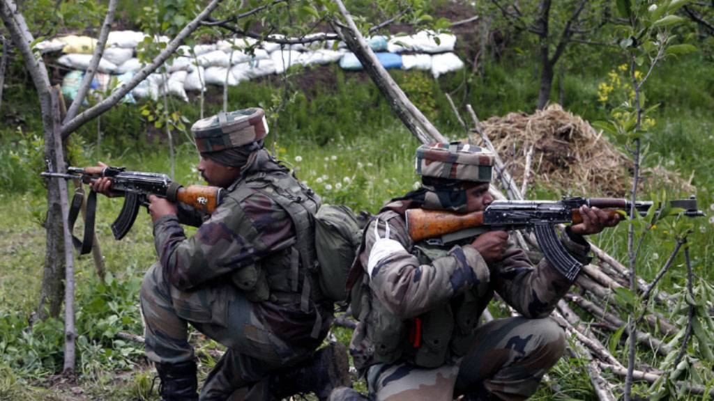 पुलवामा में पत्थरवाजों के विरोध के बाबजूद दो आतंकी मार गिराए, पत्थर लगने से मेजर घायल