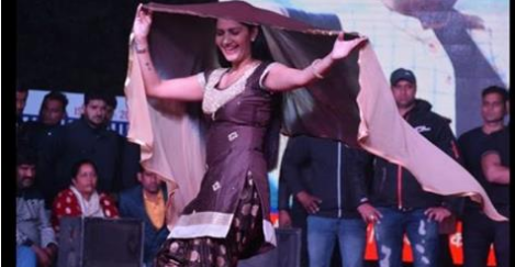 सपना चौधरी के साथ कानपुर में हुई बदतमीजी, समर्थकों में हडकम्प सपना चौधरी के साथ कानपुर में हुई बदतमीजी, समर्थकों में हडकम्प