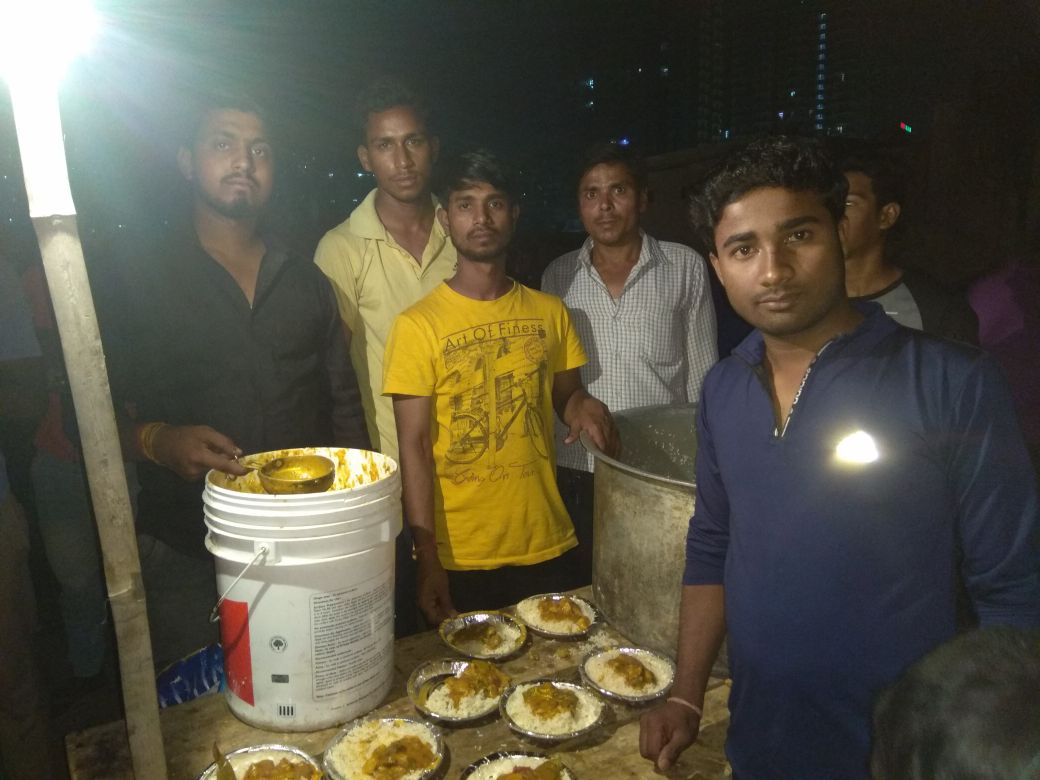 गाजियाबाद : कनावनी स्लम में आग के बाद पीड़ित परिवारों की मदद को आगे आए कई लोग!