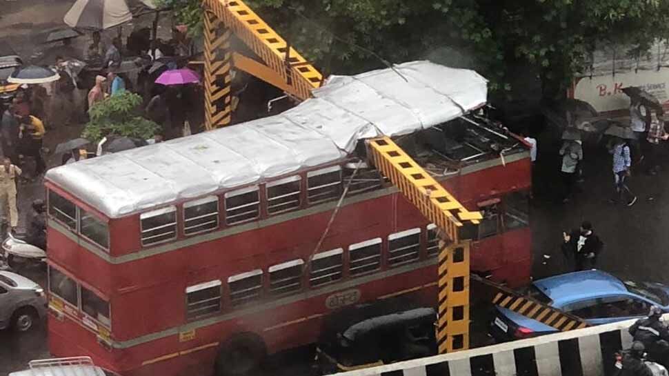 मुंबई में दूसरा हादसा, दोमंजिली बस में घुसा गार्डर मचा हडकम्प