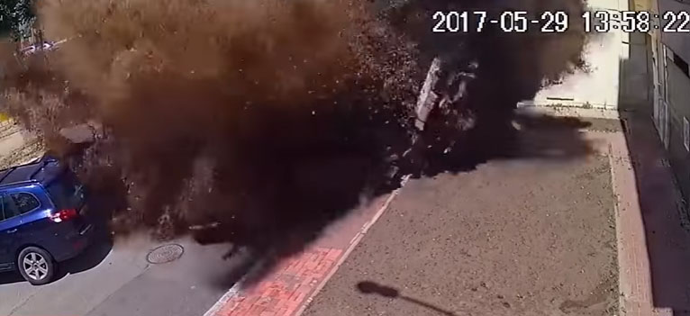 VIDEO: पानी के पाइप में हुआ ऐसा धमाका, जिसे देखकर आप कांप जाएंगे!
