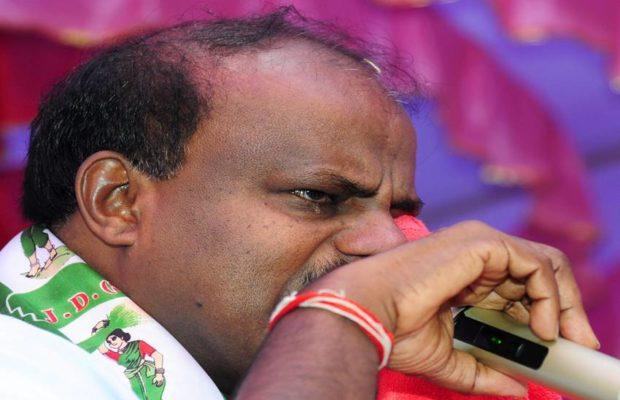 देखें वीडियो: कर्नाटक के सीएम कुमार स्वामी से पूंछा हाल, तो मजबूरी गिना सरेआम रोने लगे और कहा?