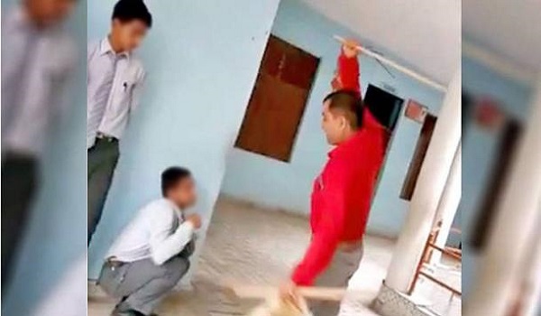 इलाहाबाद: प्रिंसिपल ने छात्रों को बेरहमी से पीटा, पीटते-पीटते टूट गया डंडा, वीडियो वायरल