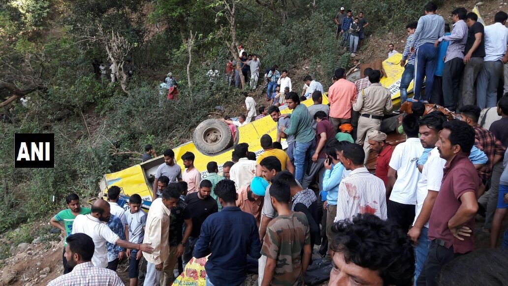 हिमाचल प्रदेश में बड़ा हादसा : खाई में गिरी स्कूल बस, 26 बच्चों की मौत