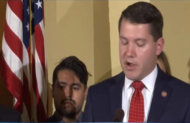 दफ्तर में लड़के से कर रहे थे ये नेता सेक्स, कि तब तक हो गया ये!