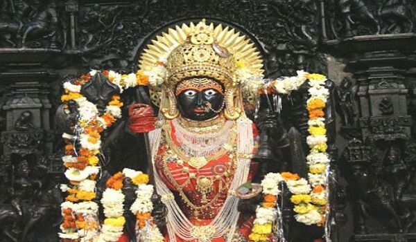चमत्कार! इस मंदिर में मूर्तियां भी करती है बातें, वैज्ञानिक भी कर चुके हैं पुष्टि चमत्कार! इस मंदिर में मूर्तियां भी करती है बातें, वैज्ञानिक भी कर चुके हैं पुष्टि