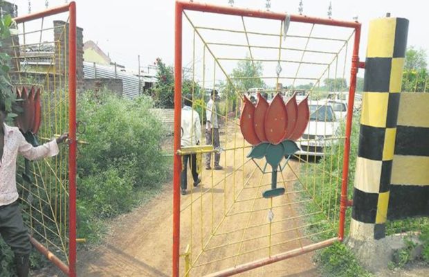 भाजपा नेता की गौशाला में दर्जनों गायों की मौत, नोच नोच कर खा रहे है कुत्ते भाजपा नेता की गौशाला में दर्जनों गायों की मौत, नोच नोच कर खा रहे है कुत्ते