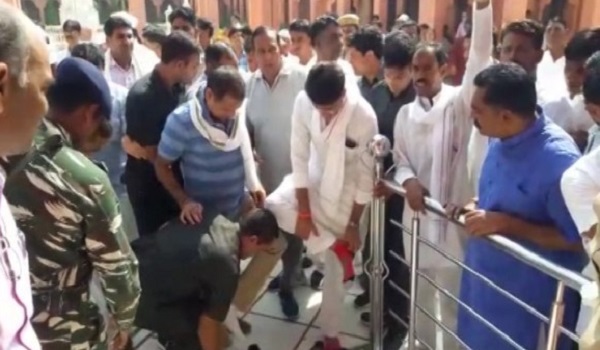 राजस्थान: कांग्रेस के नेता ने सुरक्षा गार्ड से खुलवाए जूते-मोजे