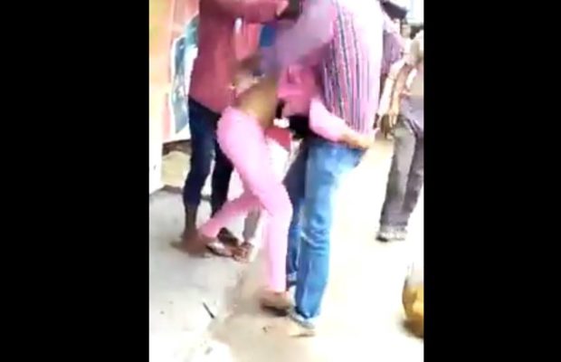 लड़के ने सरेआम लड़की पर बरसाए लात-घूंसे और .....? लड़के ने सरेआम लड़की पर बरसाए लात-घूंसे और .....?