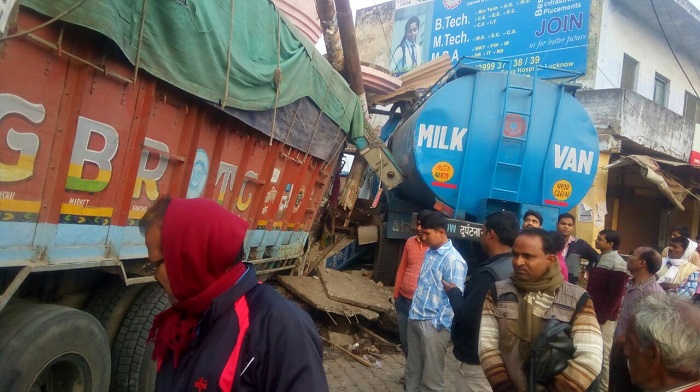 हरदोई में ट्रक व टैंकर की हुई भीषण टक्कर हरदोई में ट्रक व टैंकर की हुई भीषण टक्कर