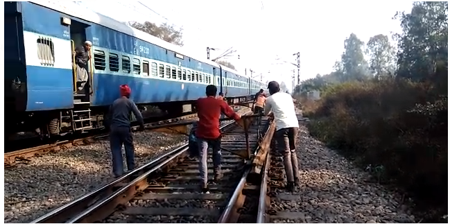 बड़ा ट्रैन हादसा टला, 2 जगह फैक्चर होने के बाद रात भर ट्रेनें गुजरती रही रेलगाड़ियाँ बड़ा ट्रैन हादसा टला, 2 जगह फैक्चर होने के बाद रात भर ट्रेनें गुजरती रही रेलगाड़ियाँ