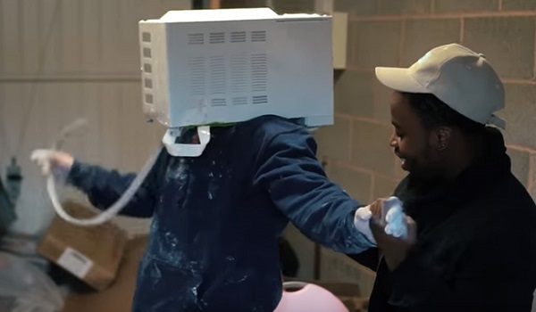 इस शख्स को मजाक करना पड़ा महंगा, माइक्रोवेव में सीमेंट डालकर डाला सिर, वीडियो देख हैरान हो जाएंगे