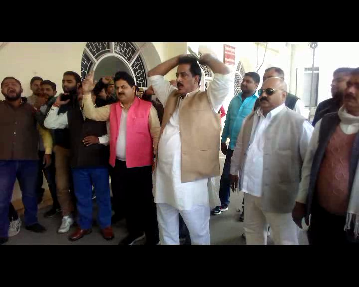 बीजेपी विधायक ने शराब पीकर की ब्राह्मण की पिटाई, कई जिलों में हुआ प्रदर्शन