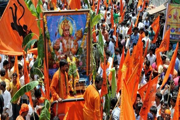 हनुमान जयंती के जुलूस पर पुलिस का लाठीचार्ज हनुमान जयंती के जुलूस पर पुलिस का लाठीचार्ज