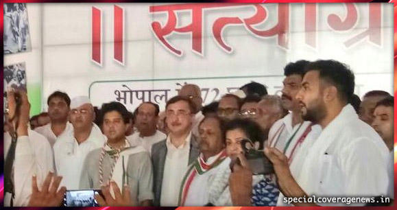 ज्योतिरादित्य सिंधिया का सत्याग्रह शुरू, बोले- प्रदेश के माथे पर कलंक है मंदसौर गोलीकांड ज्योतिरादित्य सिंधिया का सत्याग्रह शुरू, बोले- प्रदेश के माथे पर कलंक है मंदसौर गोलीकांड