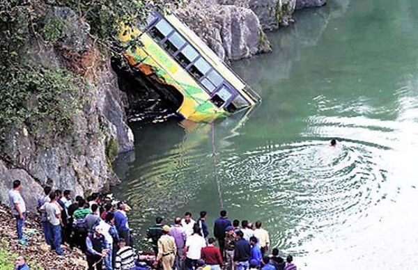 शिमला के पास टोंस नदी में गिरी बस, 44 की मौत, कई लापता