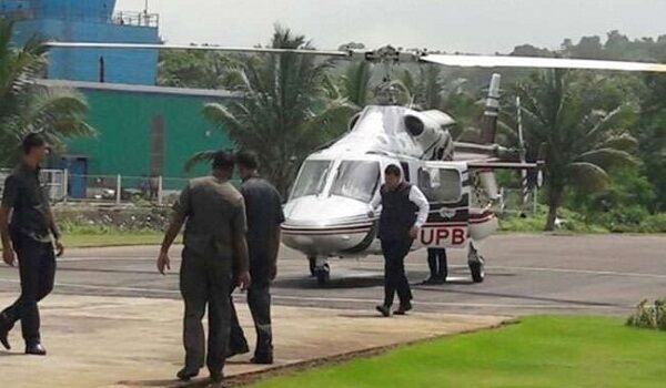 एक बार फिर बाल-बाल बचे CM फडणवीस, बैठने से पहले ही उड़ गया हेलिकॉप्टर एक बार फिर बाल-बाल बचे CM फडणवीस, बैठने से पहले ही उड़ गया हेलिकॉप्टर