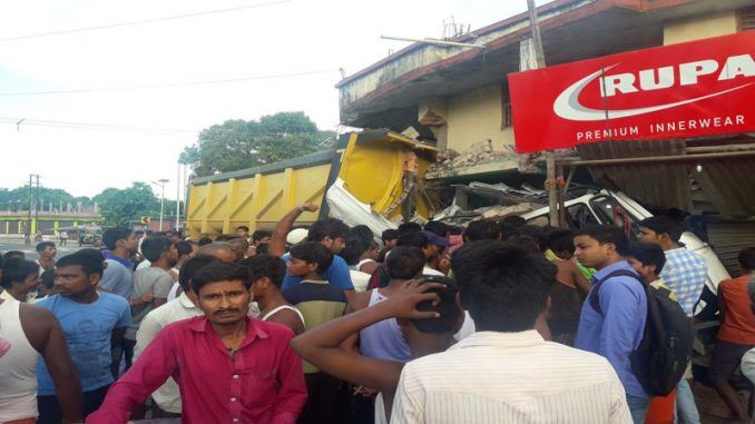 मुजफ्फरपुर में घर में घुसा हाइवा, बड़ा हादसा होने से बचा मुजफ्फरपुर में घर में घुसा हाइवा, बड़ा हादसा होने से बचा