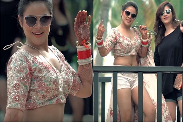 शादी के लिए सजते हुए दुल्हन इतना ज़बर्दस्त नाची की मच गया धमाल, वायरल हुआ हॉट Video शादी के लिए सजते हुए दुल्हन इतना ज़बर्दस्त नाची की मच गया धमाल, वायरल हुआ हॉट Video