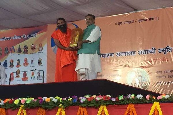 चंपारण सत्याग्रह: बाबा रामदेव ने लगाया योग शिविर, कहा- बिहार का पानी और जवानी का जवाब नहीं