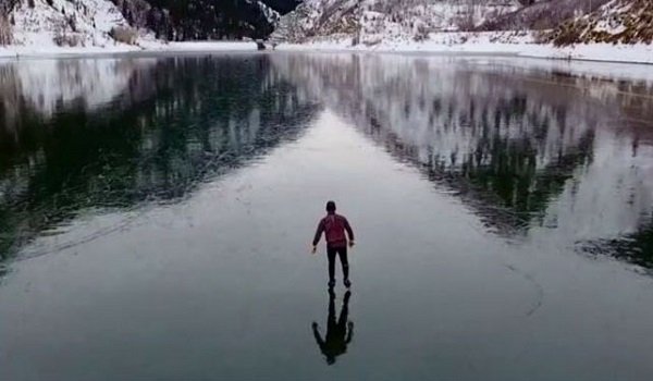 बर्फ की नदी पर दौड़ता दिखा यह शख्स, वीडियो देख आपके भी उड़ जाएंगे होश