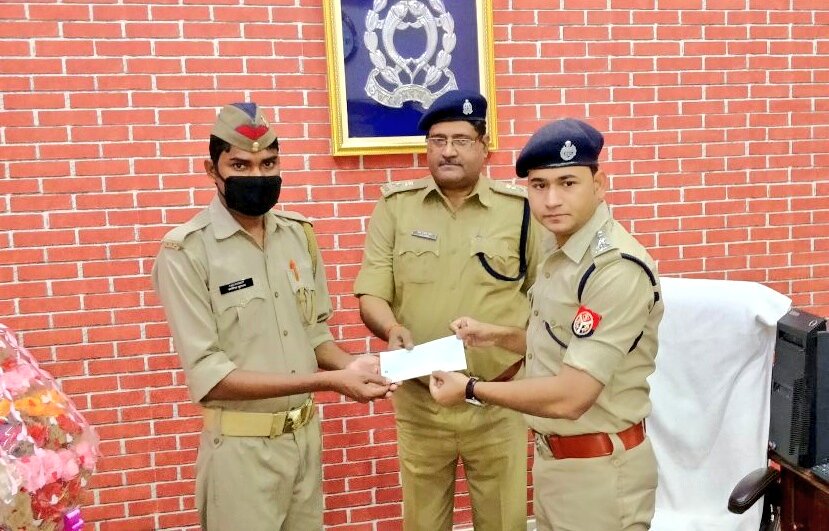 आईपीएस अखिलेश चौरसिया ने फिर दिखाई दरियादिली, सिपाही की जान बचाने को दिए 4 लाख रूपये आईपीएस अखिलेश चौरसिया ने फिर दिखाई दरियादिली, सिपाही की जान बचाने को दिए 4 लाख रूपये