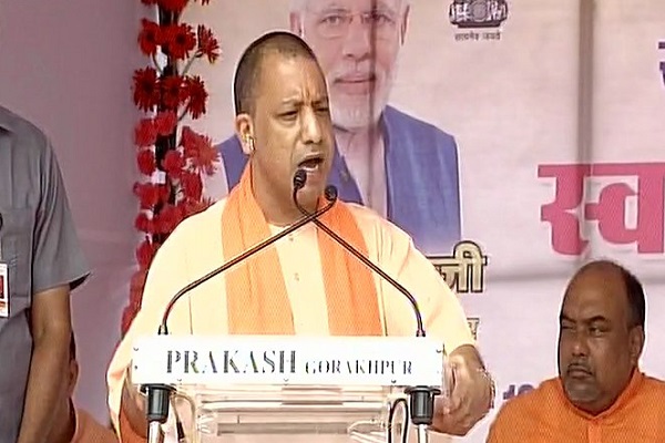 CM योगी ने गोरखपुर में लगाई झाड़ू, अखिलेश और राहुल पर साधा निशाना, दिया बड़ा संदेश CM योगी ने गोरखपुर में लगाई झाड़ू, अखिलेश और राहुल पर साधा निशाना, दिया बड़ा संदेश