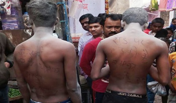 सरेआम लड़कियों को छेड़ रहे मनचलों को गांव वालों ने कपड़े उतरवाकर ऐसे सिखाया सबक