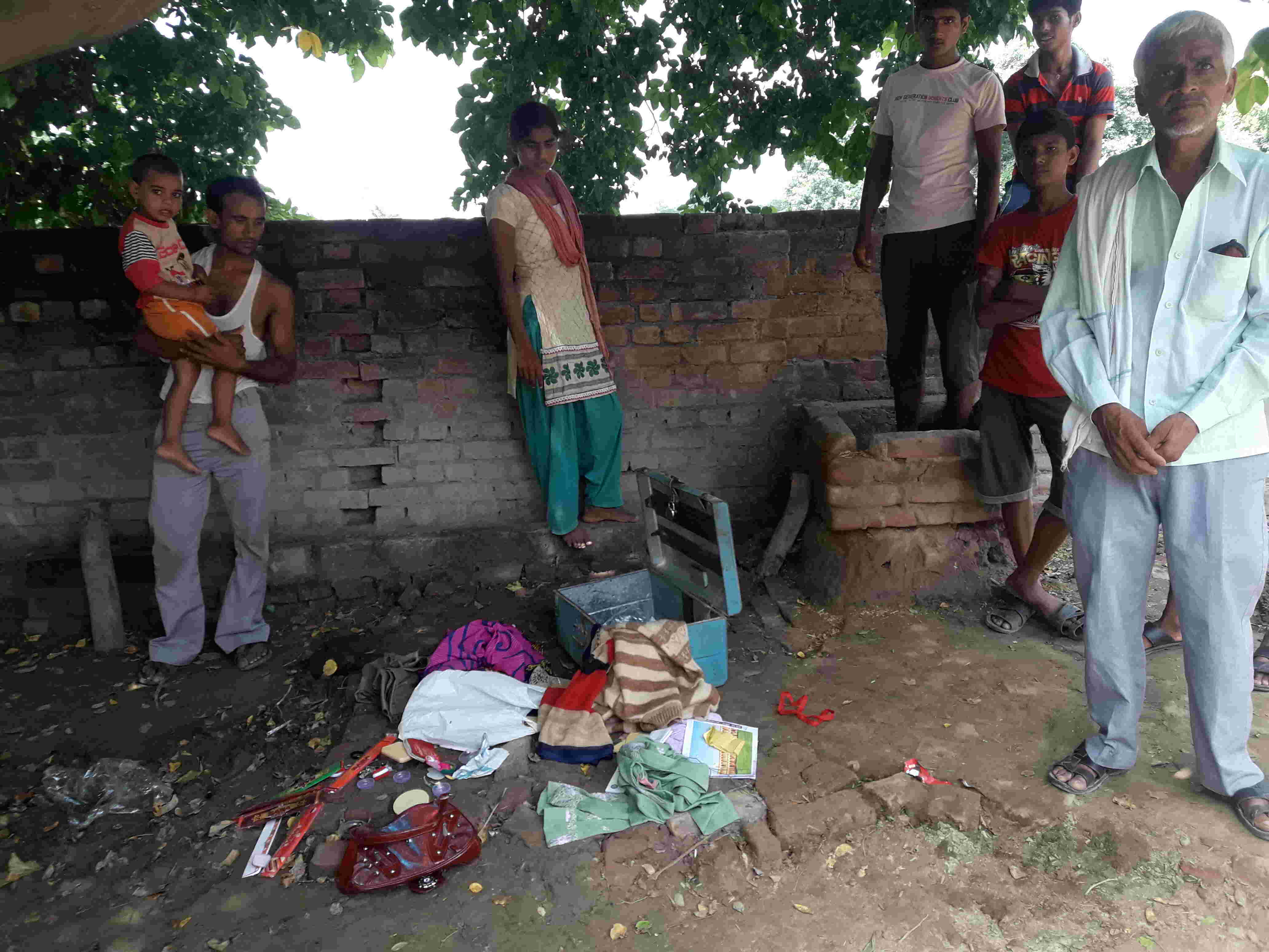 पटियाली के गांव ढोंडपुर में एक रात में तीन घरों से लाखों की चोरी