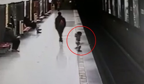 ट्रेन आने से पहले रेलवे ट्रैक पर गिरी छोटी बच्ची, CCTV में कैद हुआ ये डरावना VIDEO