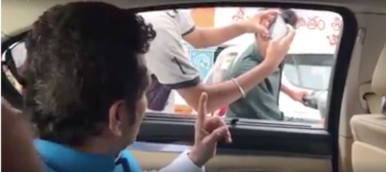 बाइक सवार ले रहे थे सेल्फी, सचिन ने कार रोककर लगाई डांट, देखिए- VIDEO बाइक सवार ले रहे थे सेल्फी, सचिन ने कार रोककर लगाई डांट, देखिए- VIDEO