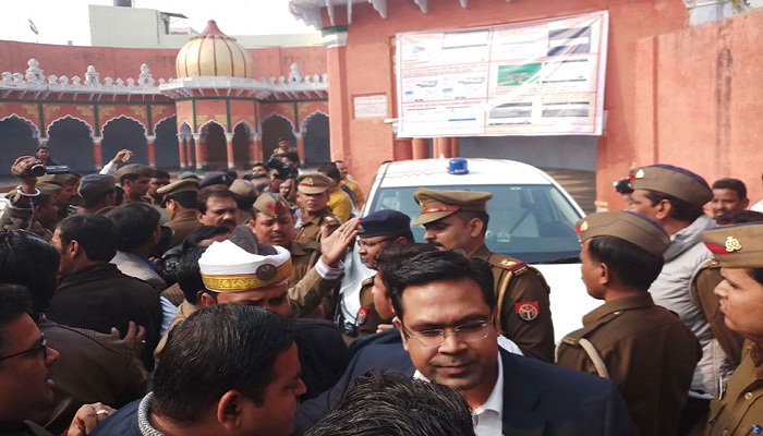 अलीगढ़ में शपथ ग्रहण समारोह में राष्ट्रगीत का विरोध, मेयर की गाड़ी पर पथराव, बैठे रहे कुर्सी पर बसपा मेयर और पार्षद अलीगढ़ में शपथ ग्रहण समारोह में राष्ट्रगीत का विरोध, मेयर की गाड़ी पर पथराव, बैठे रहे कुर्सी पर बसपा मेयर और पार्षद