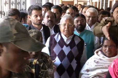 जेल में लालू यादव से मिले जदयू के ये नेता, फिर खेला लालू ने जेल से खेल , मची बिहार में खलबली जेल में लालू यादव से मिले जदयू के ये नेता, फिर खेला लालू ने जेल से खेल , मची बिहार में खलबली